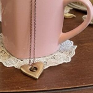 HEART GOLD TONE NECKLACE WITH HEART MUG. VINTAGE